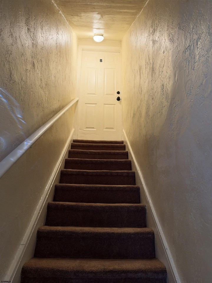 509 Adriatic Ave #B - Photo 3 of 12