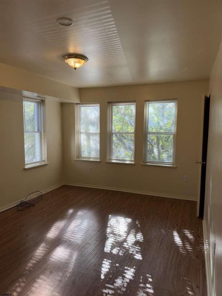 509 Adriatic Ave #B - Photo 4 of 12