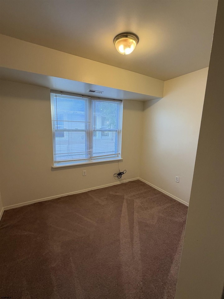 509 Adriatic Ave #B - Photo 7 of 12