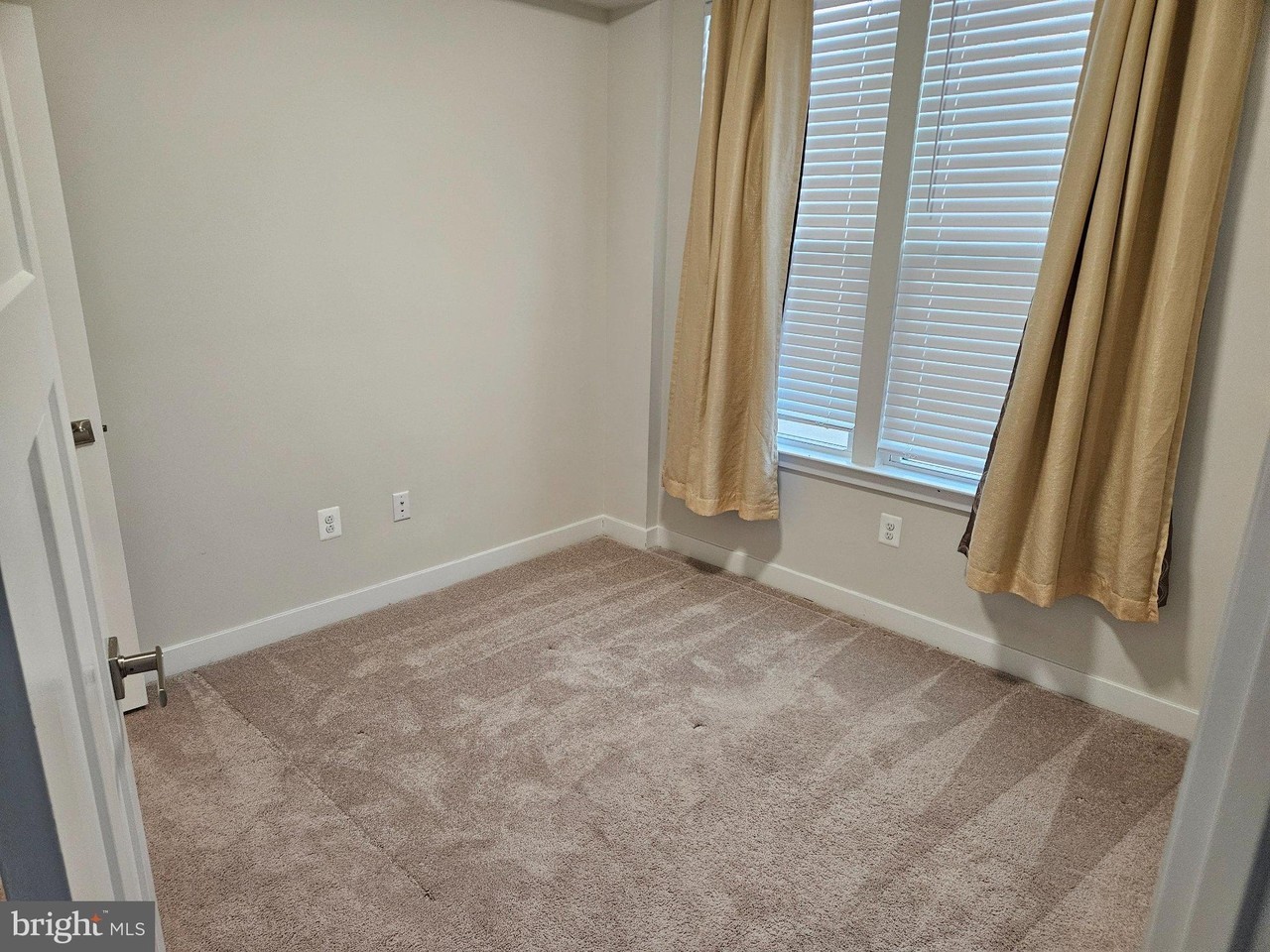 553 Levanna Ln - Photo 7 of 23