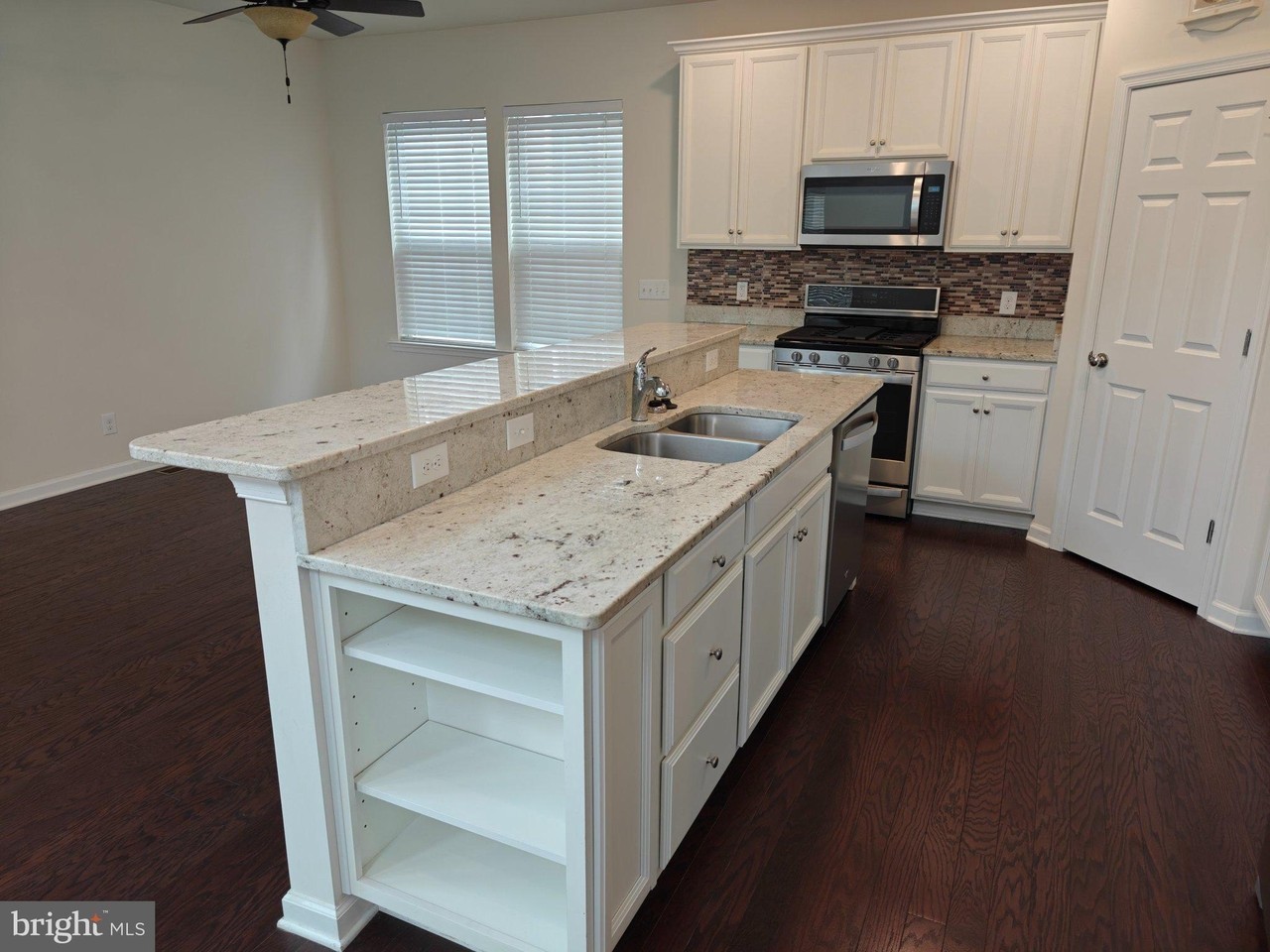 466 Andorra Blvd - Photo 4 of 24