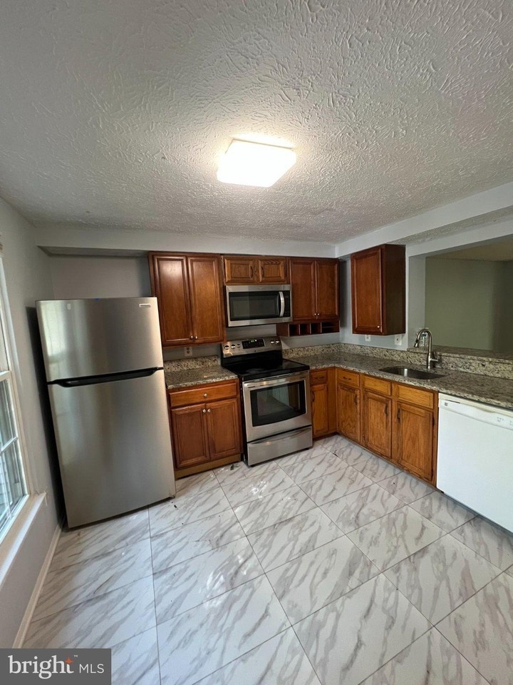 11770 Bayfield Ct - Photo 3 of 16