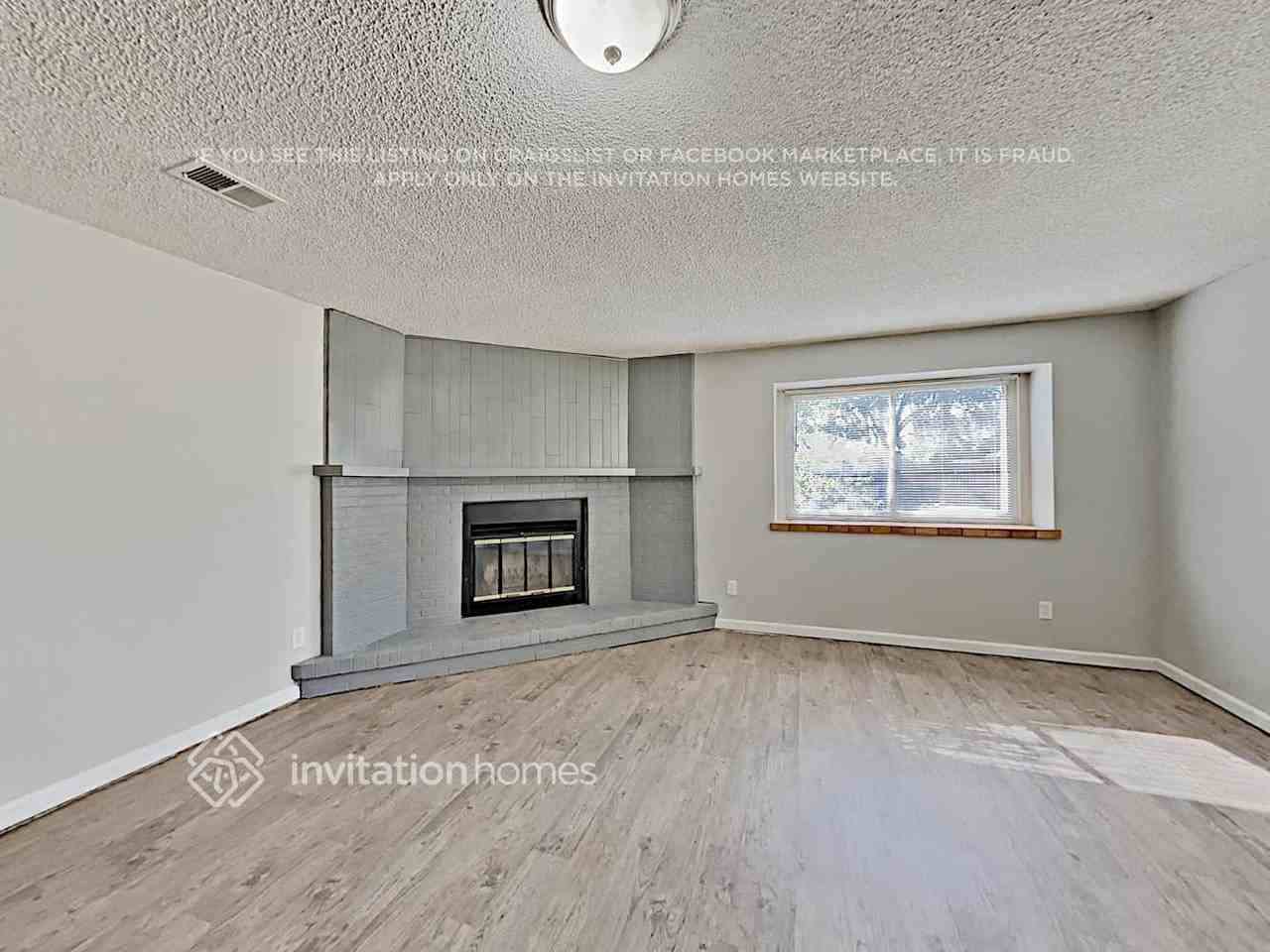 1570 Oak Pl - Photo 4 of 14