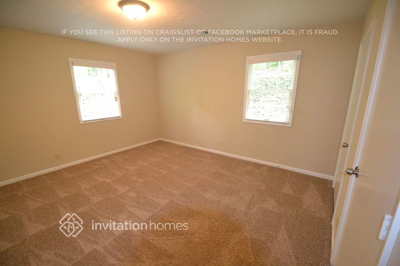 257 Lamplighter Ln Se - Photo 5 of 9