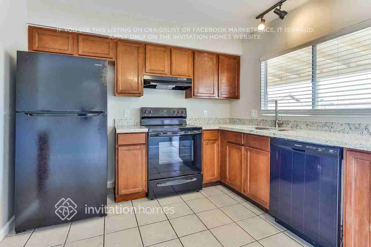 6928 W Garfield St - Photo 7 of 16