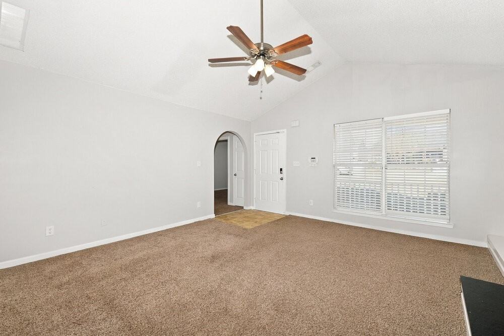 1068 Meadow Glen Cir - Photo 3 of 16