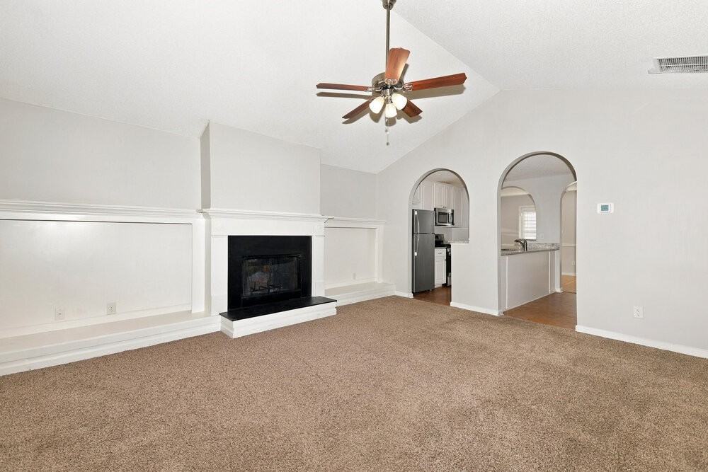 1068 Meadow Glen Cir - Photo 4 of 16