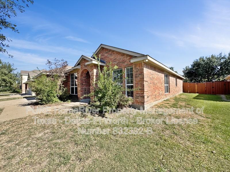 2215 Overton Dr - Photo 2 of 22