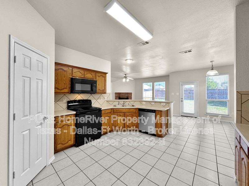 2215 Overton Dr - Photo 6 of 22