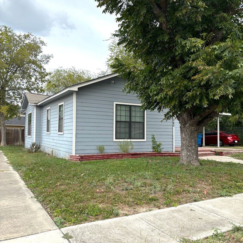 1045 W Mistletoe Ave - Photo 2 of 9