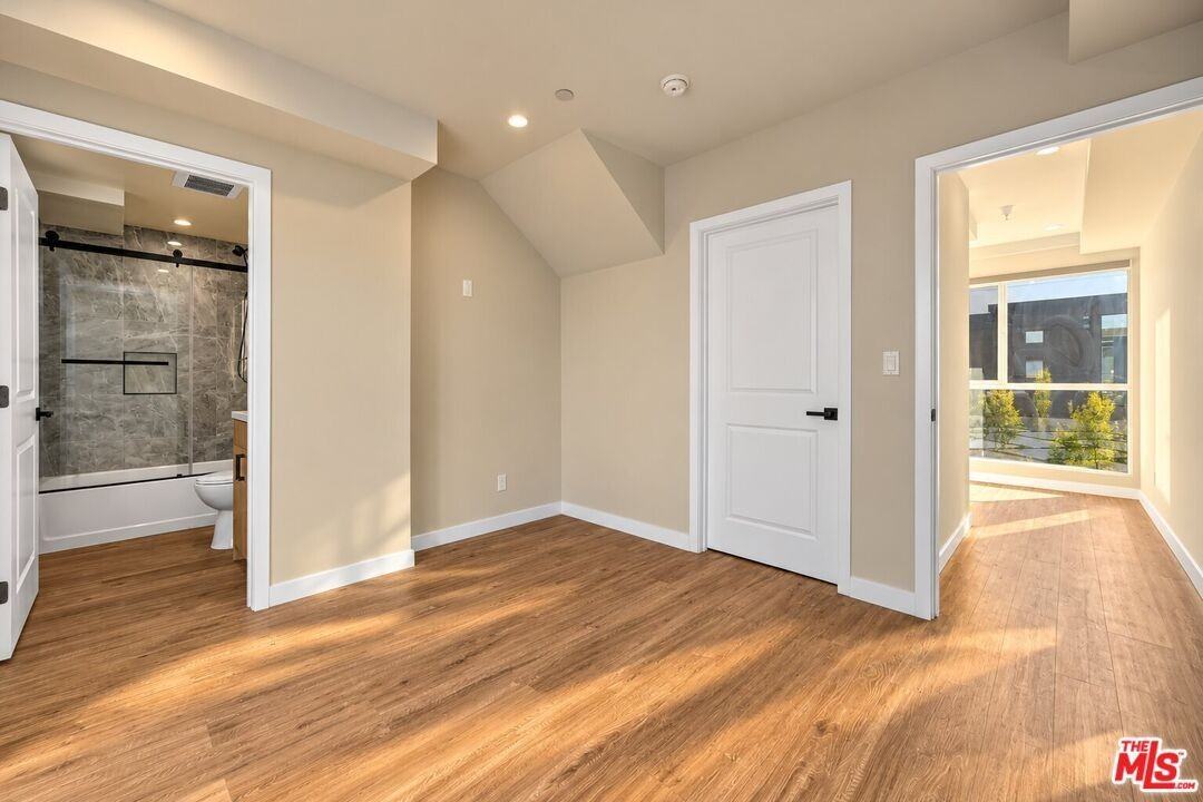 1963 N Beachwood Dr - Photo 6 of 8