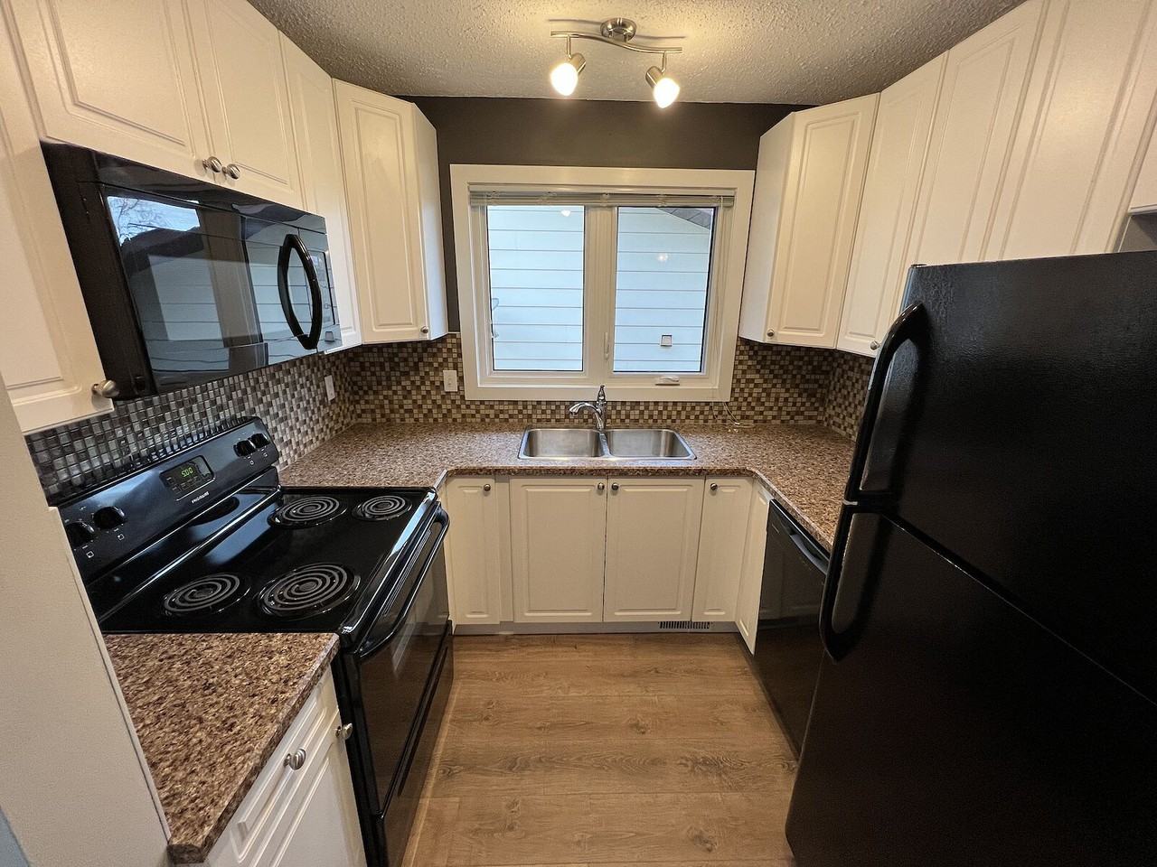 1431 Berkley Dr Nw - Photo 2 of 11