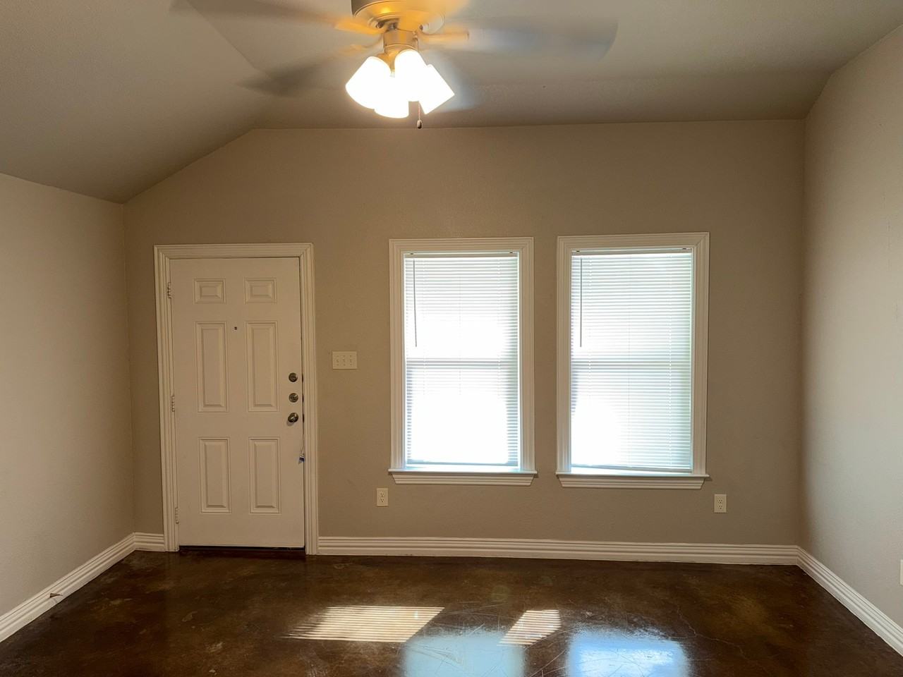 906 South 18th - Photo 3 of 11