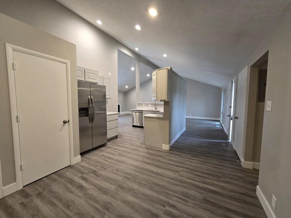 1072 E Bedford Dr #1 - Photo 4 of 12