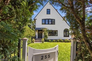featured image of 255 Park St #2