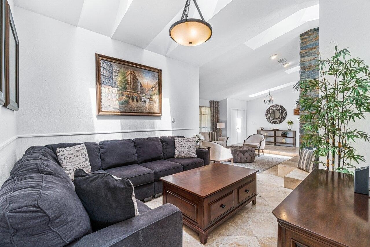 2276 Nw 36th St - Photo 7 of 36