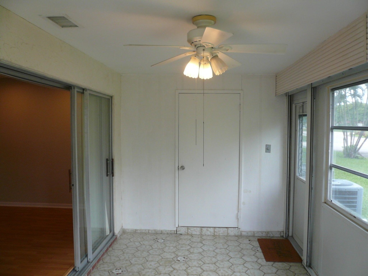 441 Franconia Cir - Photo 4 of 38
