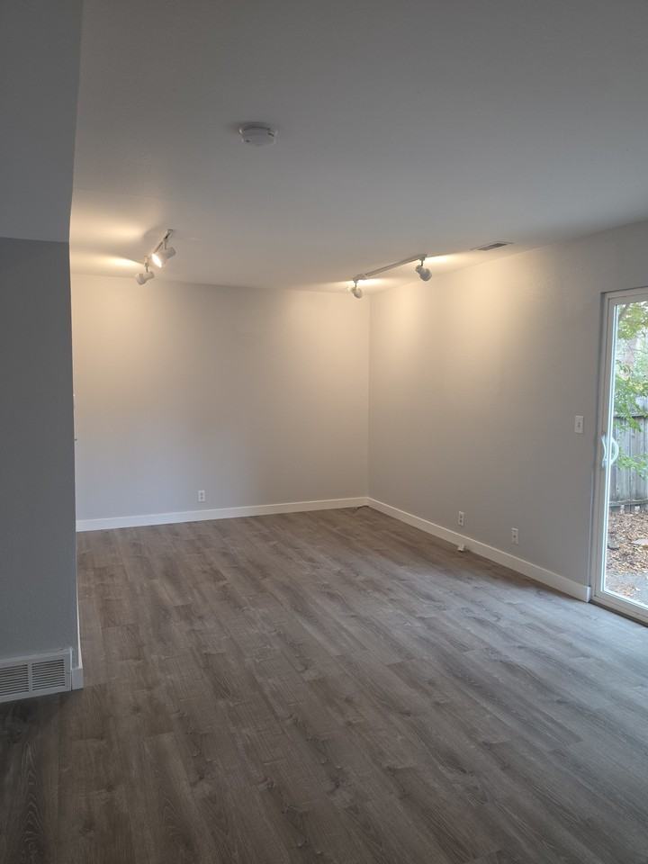 4048 Southeast - Photo 3 of 21