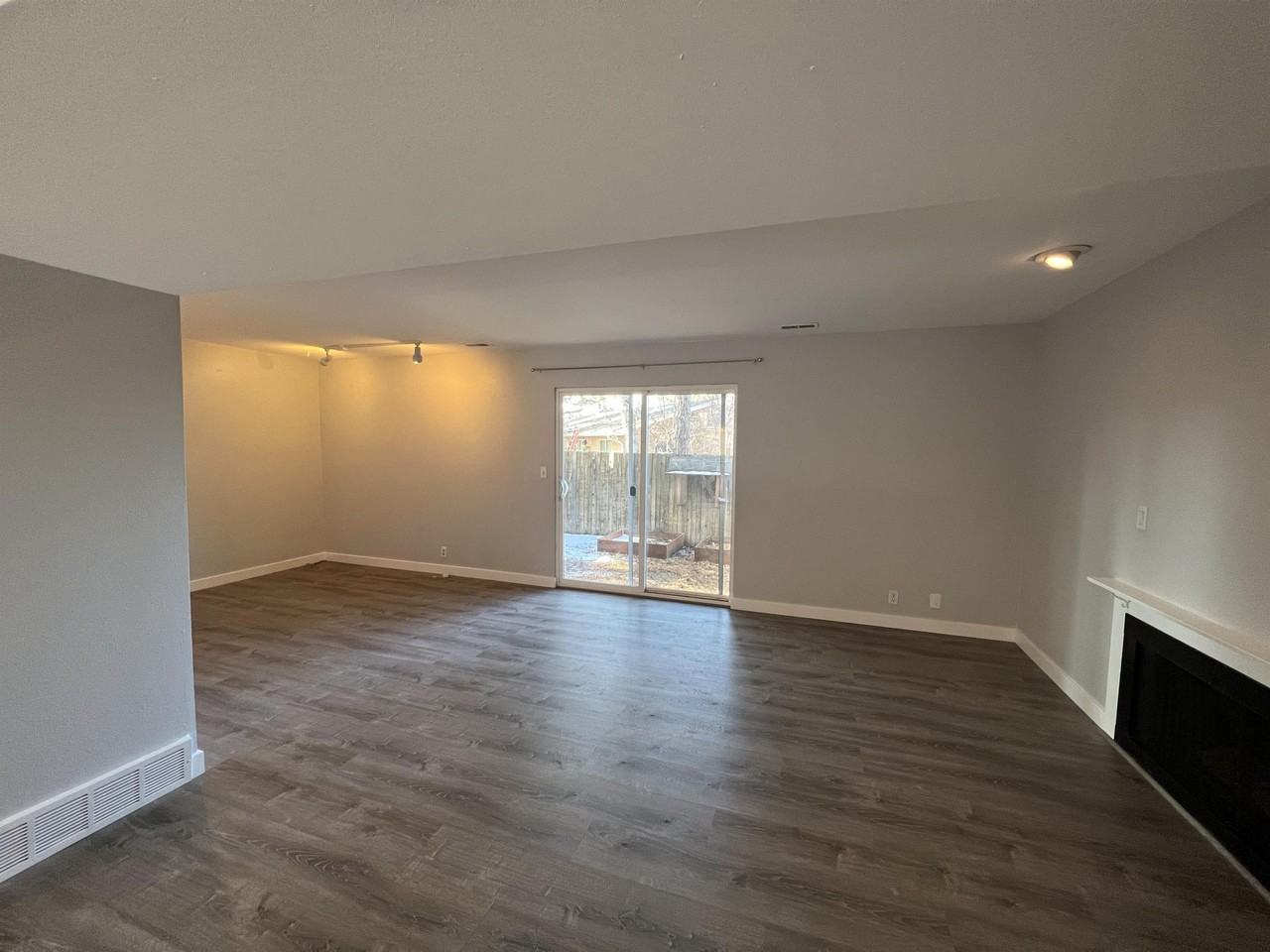 4048 Southeast - Photo 4 of 21