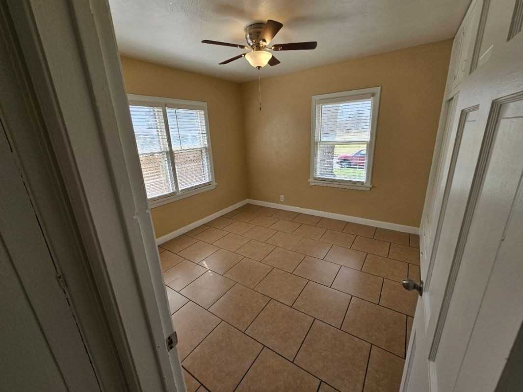 815 S Reno Ave - Photo 4 of 16