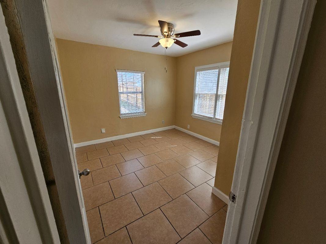 815 S Reno Ave - Photo 7 of 16