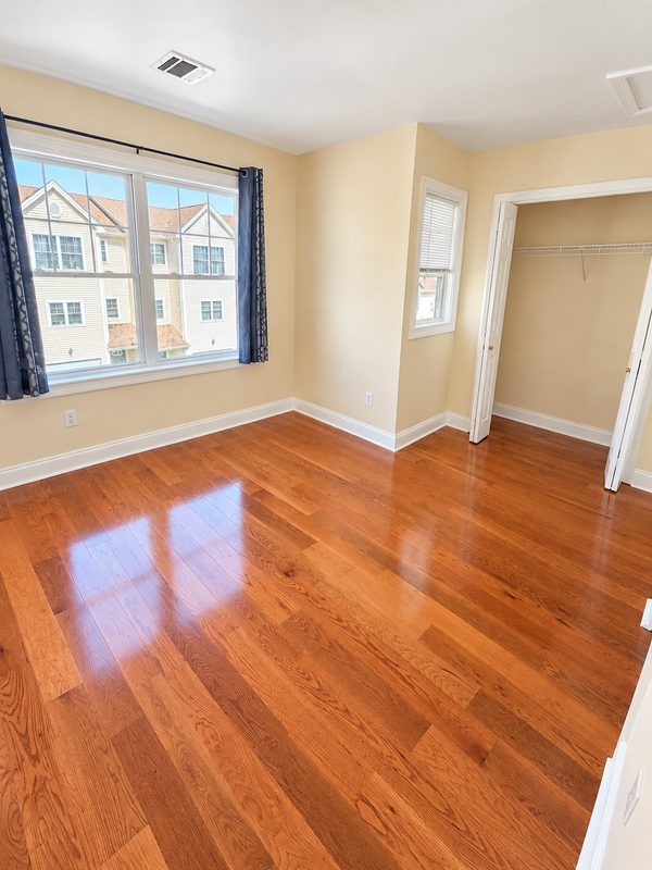 527 W Thames St ##12 - Photo 3 of 15