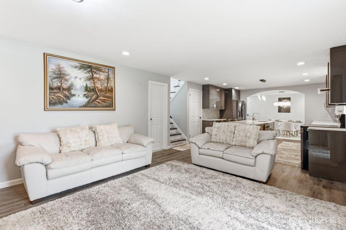 6 Whitewood Rd - Photo 7 of 37