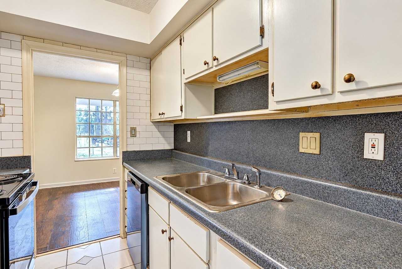 2597 Stratford Ln - Photo 6 of 13
