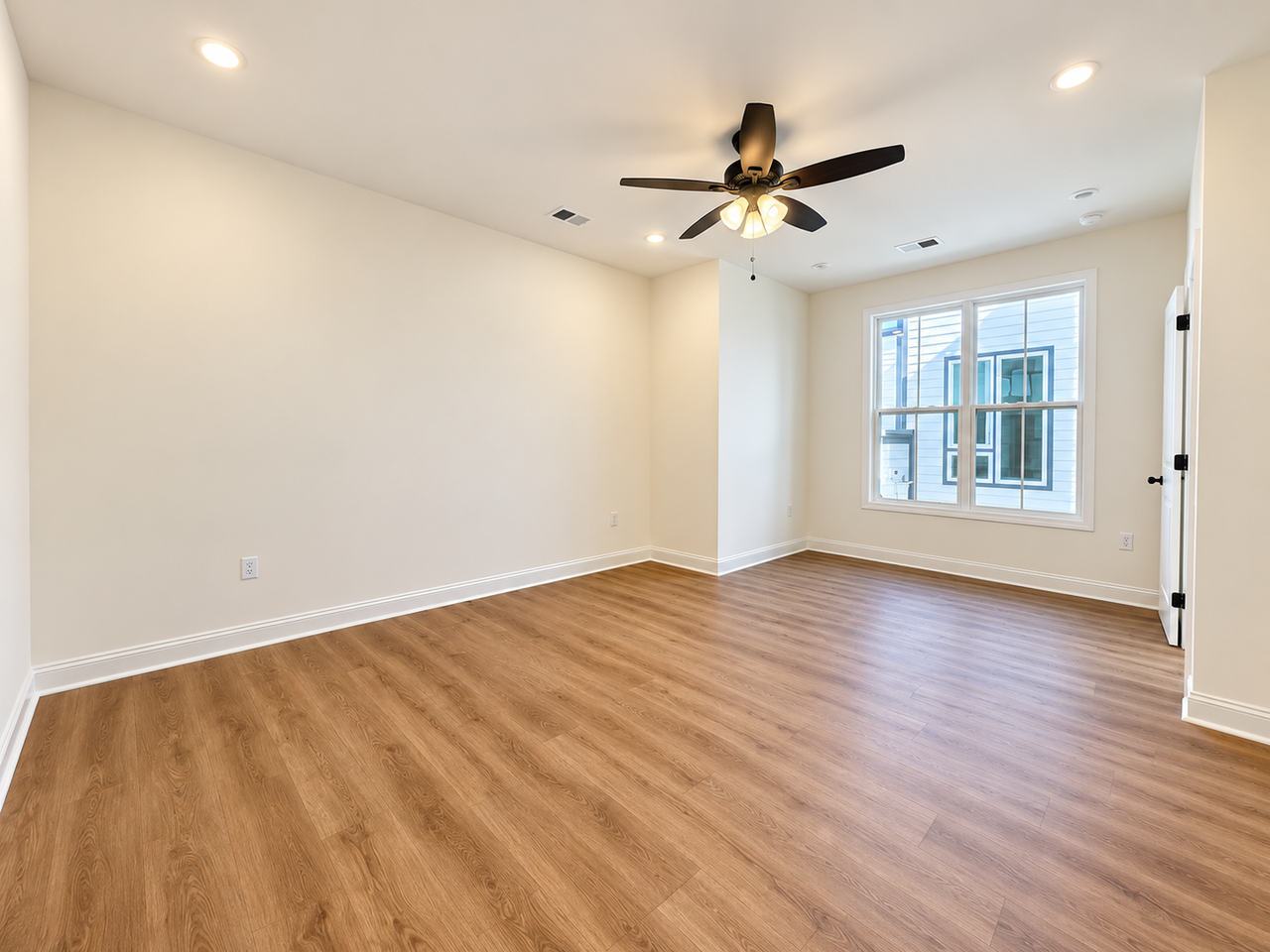 9960 Lake Geneva St N - Photo 3 of 23
