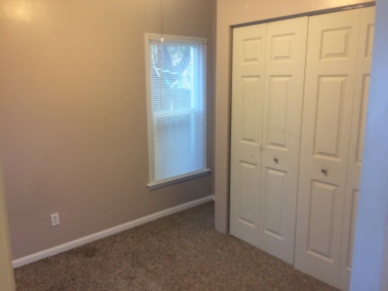 304 S 28th St - Photo 4 of 16