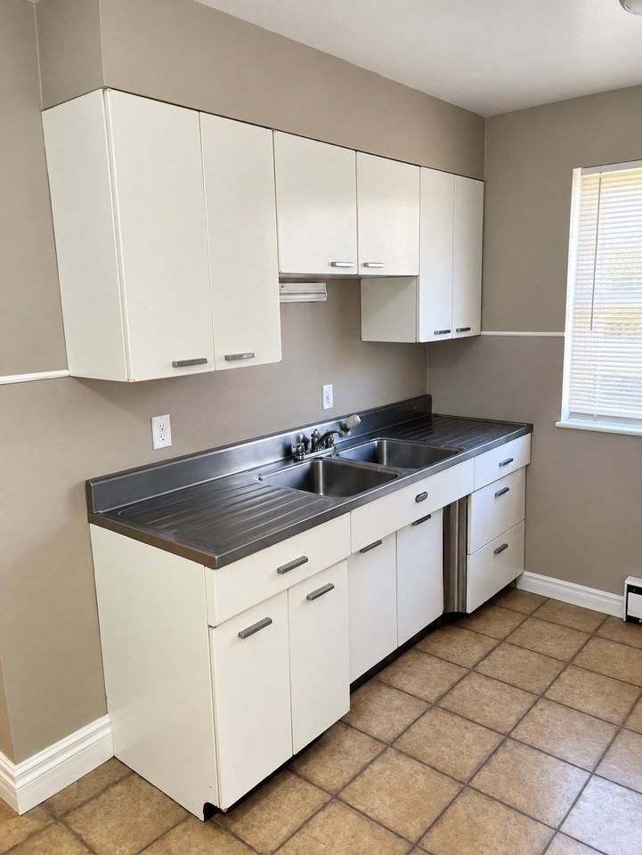 4786 Clevesdale Dr #4 - Photo 5 of 10