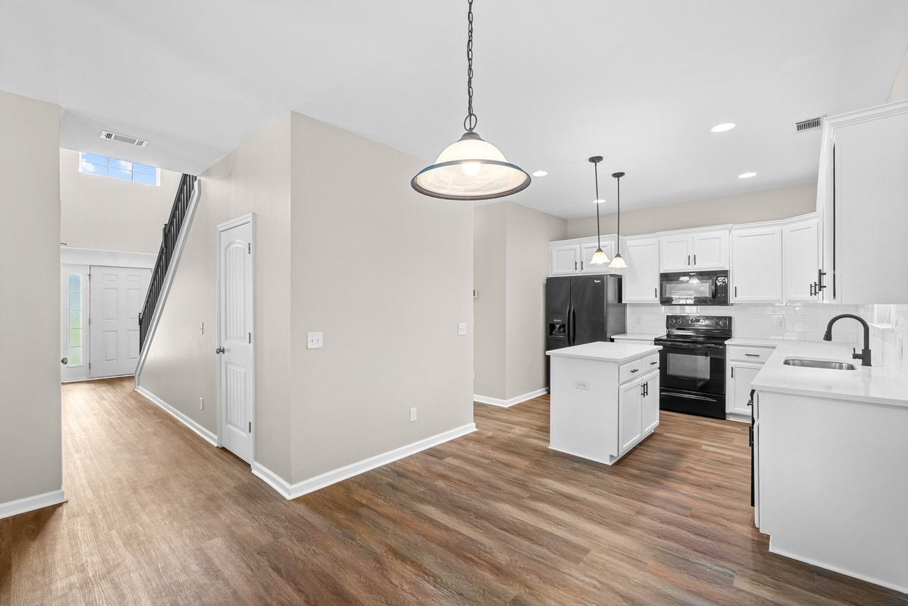 912 Rachel Ln - Photo 3 of 20