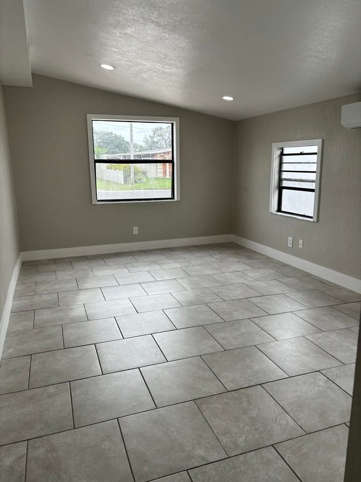 4509 W Idlewild Ave - Photo 2 of 7