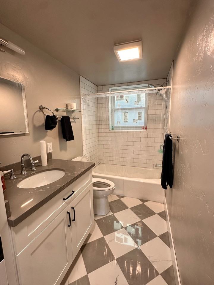 1902 27th St - Photo 4 of 6