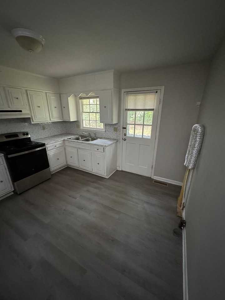 144 Nottingham Dr #5 - Photo 3 of 10