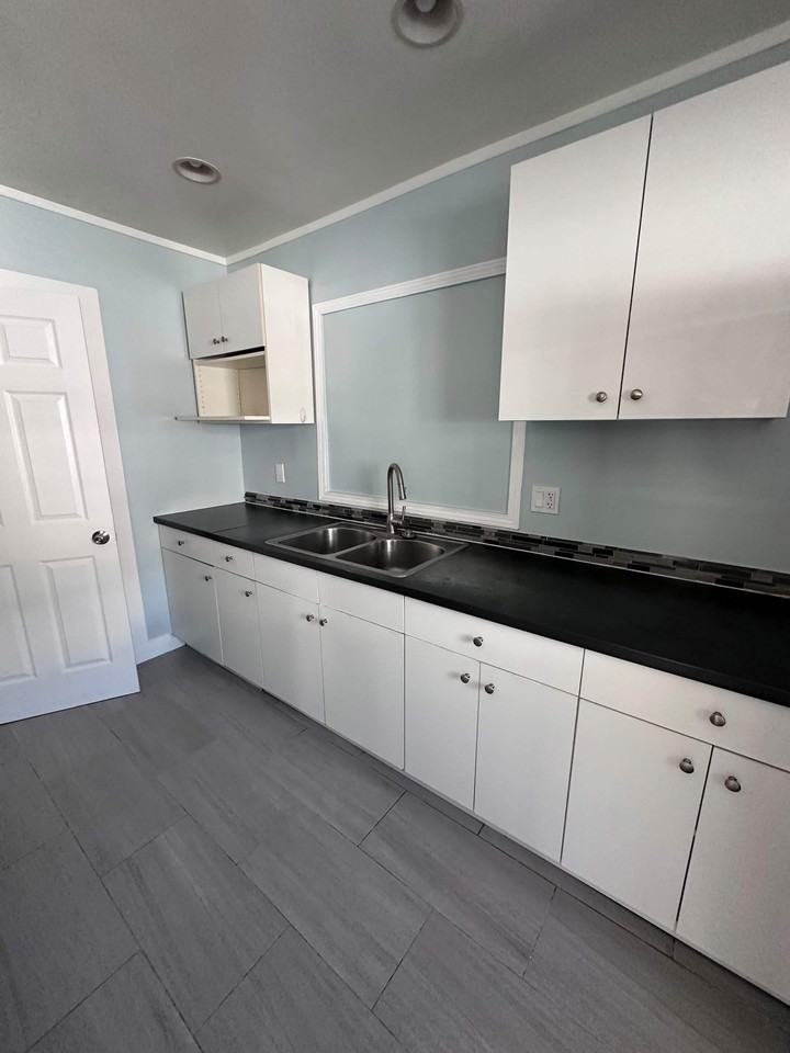 1419 W 6th St #1 - Photo 4 of 10