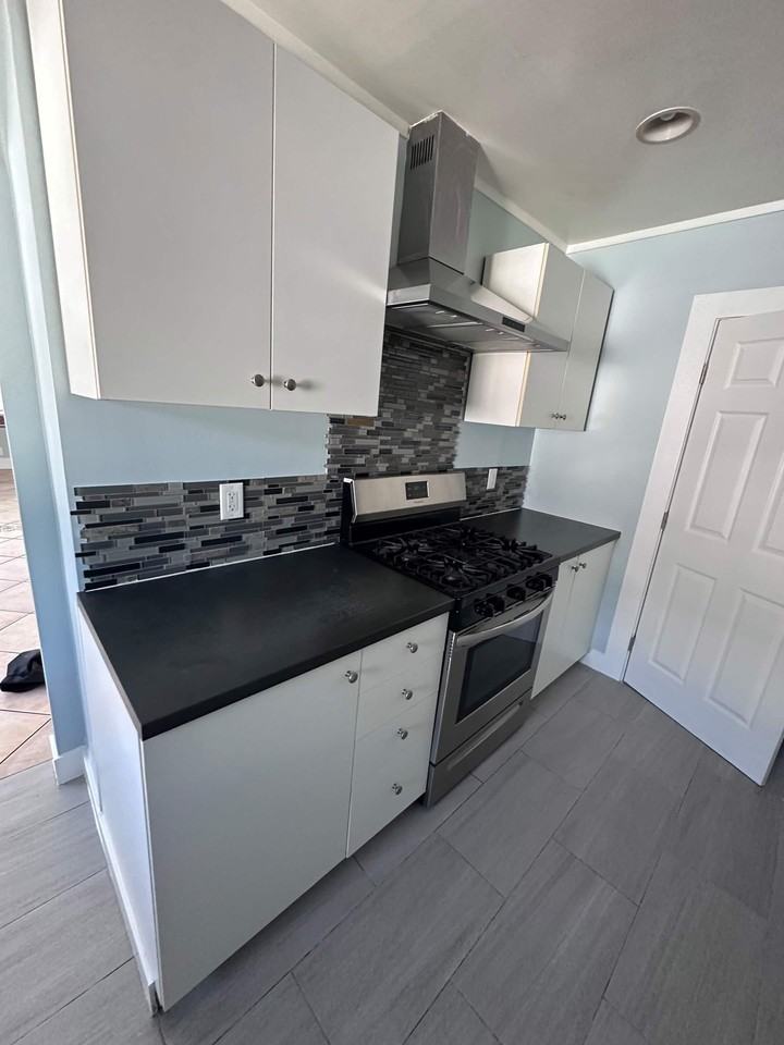 1419 W 6th St #1 - Photo 5 of 10