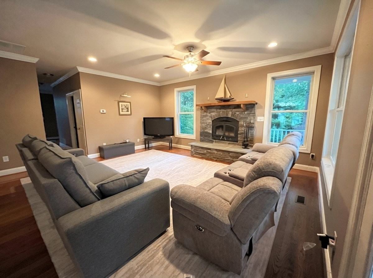 764 N Riverside Dr - Photo 3 of 20