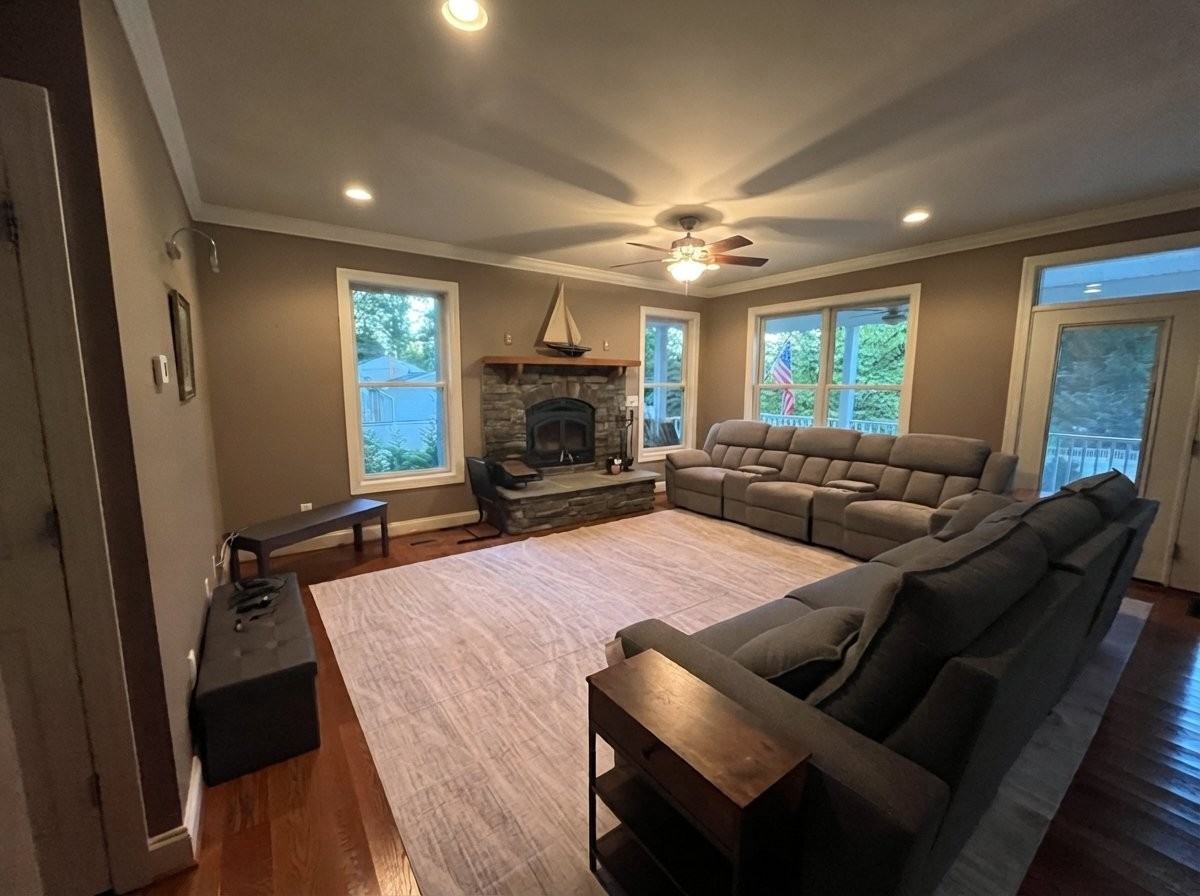 764 N Riverside Dr - Photo 4 of 20