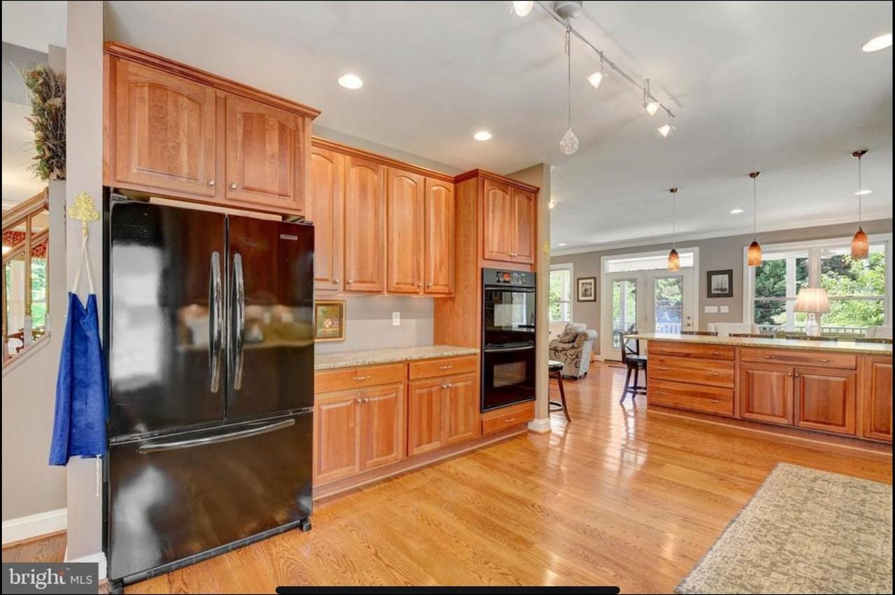 764 N Riverside Dr - Photo 6 of 20
