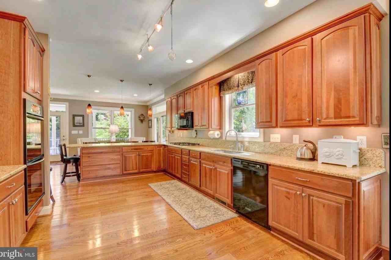 764 N Riverside Dr - Photo 7 of 20