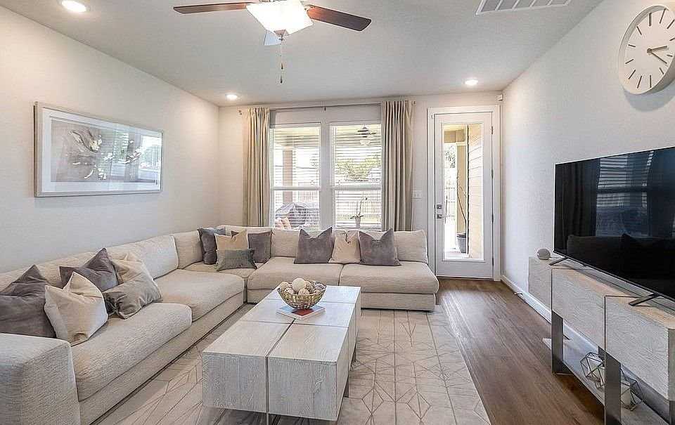 4726 Audubon Pl - Photo 5 of 18