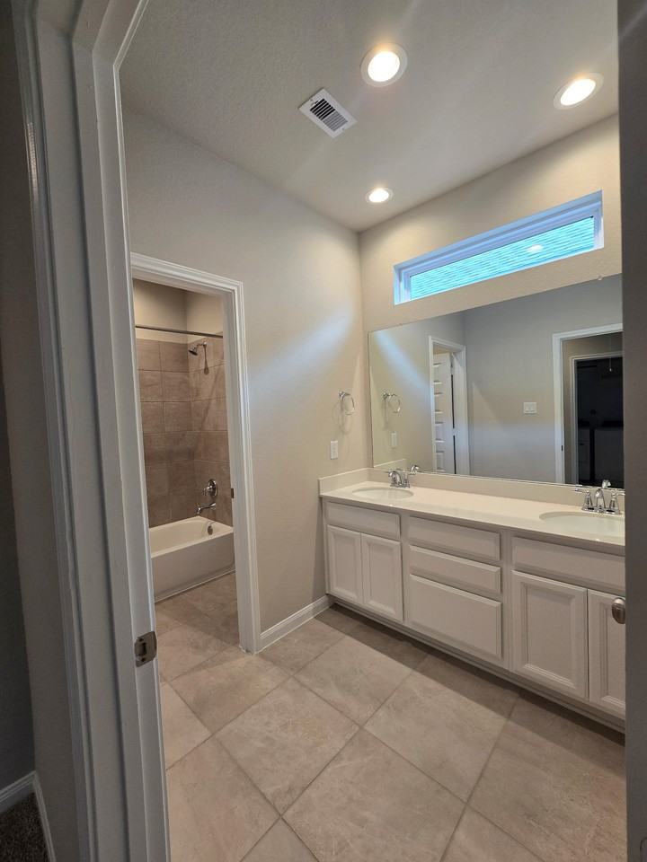9812 Rugged Oaks Dr - Photo 4 of 14