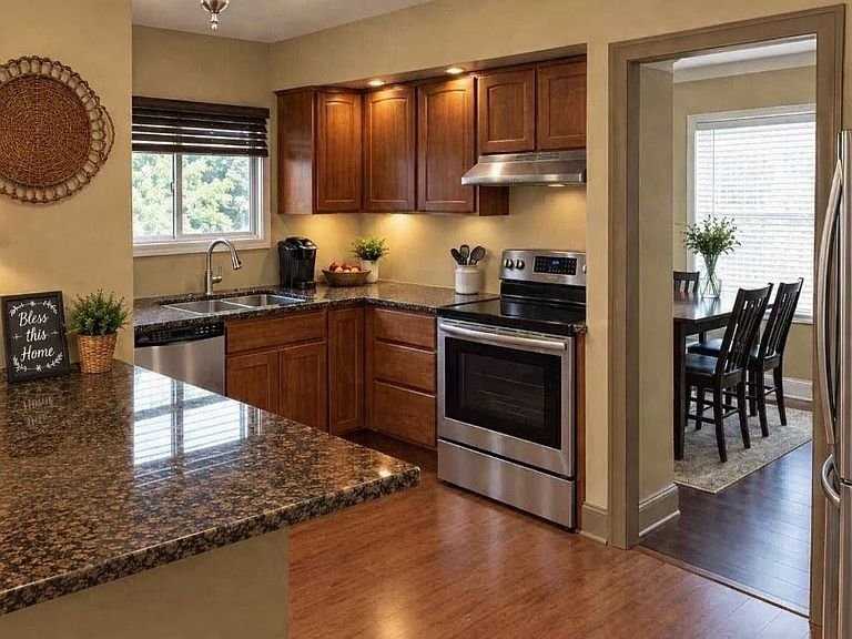 2119 Dewey Ave - Photo 3 of 9