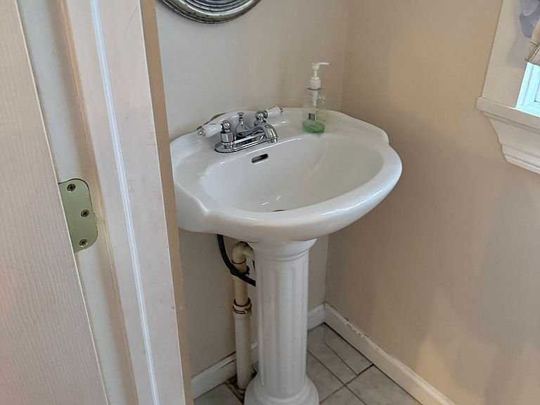 2119 Dewey Ave - Photo 5 of 9