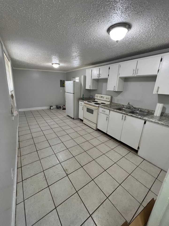 916 Plymouth Ave #B - Photo 2 of 13