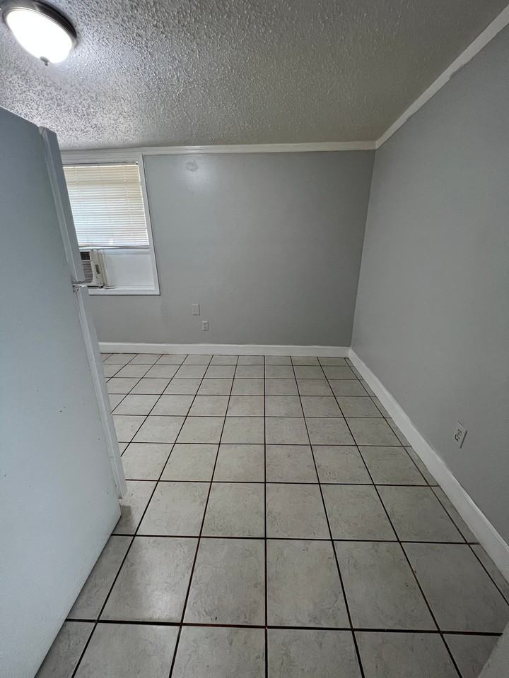 916 Plymouth Ave #B - Photo 3 of 13