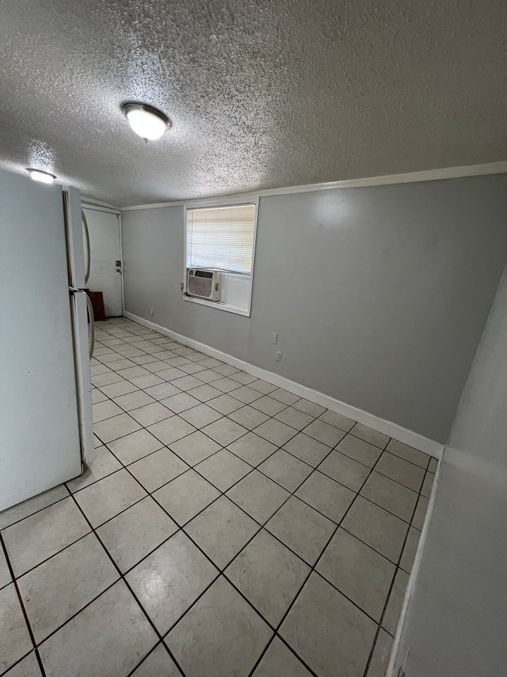 916 Plymouth Ave #B - Photo 4 of 13