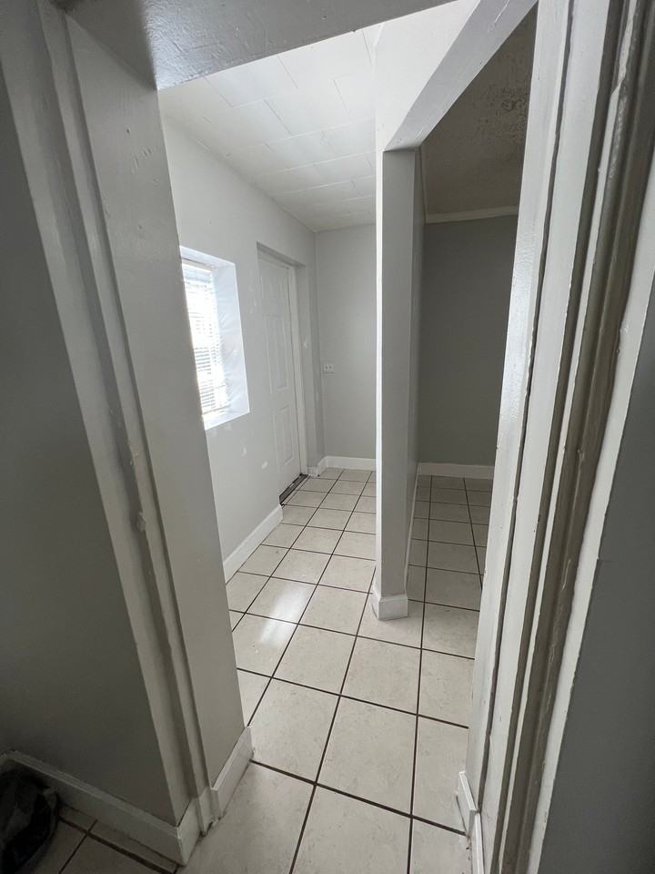 916 Plymouth Ave #B - Photo 5 of 13
