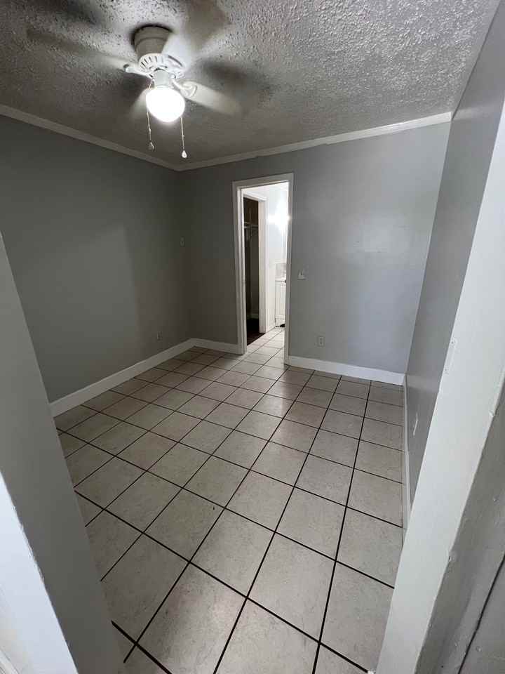 916 Plymouth Ave #B - Photo 6 of 13